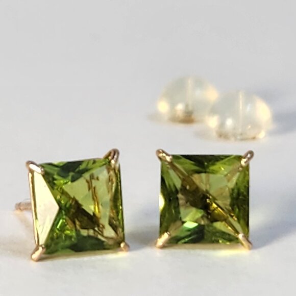 NIB VTG 10K Solid Gold Natural Olive Peridot Princess 0.75cts Stud Earrings - Picture 5 of 13